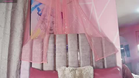 tinna noa online show from February 3, 2026, 2:53 am