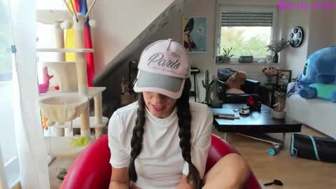 Snapshot of tiny_williams chatting on October 5, 2025, 9:18 am Tiny online show from October 5, 2025, 9:18 am