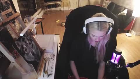 stage Kylie Sinner  brand CLITBAIT online show from February 14, 2025, 10:58 pm