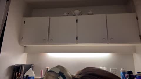 stage Kylie Sinner  brand CLITBAIT online show from February 18, 2025, 10:47 pm