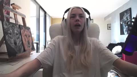 stage Kylie Sinner  brand CLITBAIT online show from October 9, 2025, 6:28 pm