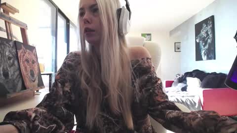 stage Kylie Sinner  brand CLITBAIT online show from October 10, 2025, 7:35 pm