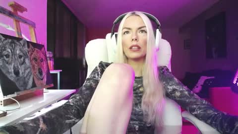 stage Kylie Sinner  brand CLITBAIT online show from October 18, 2025, 7:31 am