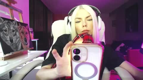 stage Kylie Sinner  brand CLITBAIT online show from October 19, 2025, 10:21 pm