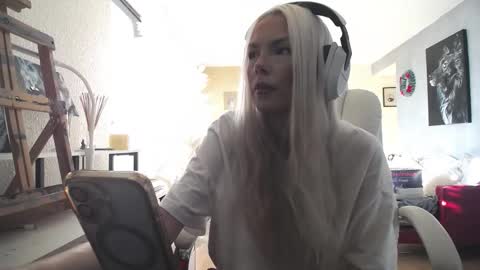 stage Kylie Sinner  brand CLITBAIT online show from December 5, 2025, 5:53 pm