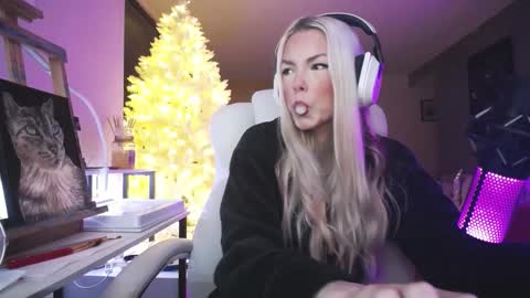 stage Kylie Sinner  brand CLITBAIT online show from January 16, 2026, 12:14 am