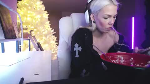 Snapshot of tinykylie chatting on February 3, 2026, 2:53 am stage Kylie Sinner brand CLITBAIT online show from February 3, 2026, 2:53 am