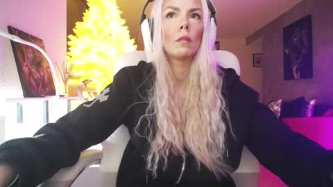 Snapshot of tinykylie chatting on February 3, 2026, 10:48 pm stage Kylie Sinner brand CLITBAIT online show from February 3, 2026, 10:48 pm