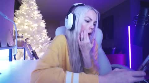 Snapshot of tinykylie chatting on February 5, 2026, 9:36 am stage Kylie Sinner brand CLITBAIT online show from February 5, 2026, 9:36 am