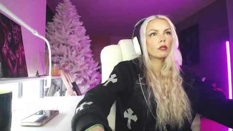 Snapshot of tinykylie chatting on February 5, 2026, 10:25 pm stage Kylie Sinner brand CLITBAIT online show from February 5, 2026, 10:25 pm