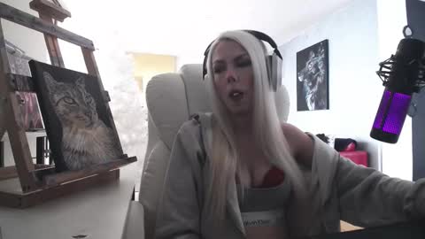 Snapshot of tinykylie chatting on February 7, 2026, 4:22 pm stage Kylie Sinner brand CLITBAIT online show from February 7, 2026, 4:22 pm