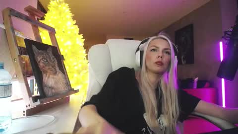 Snapshot of tinykylie chatting on February 10, 2026, 8:29 am stage Kylie Sinner brand CLITBAIT online show from February 10, 2026, 8:29 am