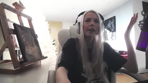 Snapshot of tinykylie chatting on February 10, 2026, 8:35 pm stage Kylie Sinner brand CLITBAIT online show from February 10, 2026, 8:35 pm