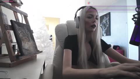 Snapshot of tinykylie chatting on February 14, 2026, 4:15 pm stage Kylie Sinner brand CLITBAIT online show from February 14, 2026, 4:15 pm