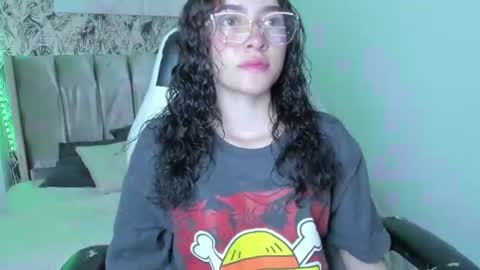 Snapshot of tinysophi chatting on June 24, 2026, 3:11 pm tinysophi online show from June 24, 2026, 3:11 pm