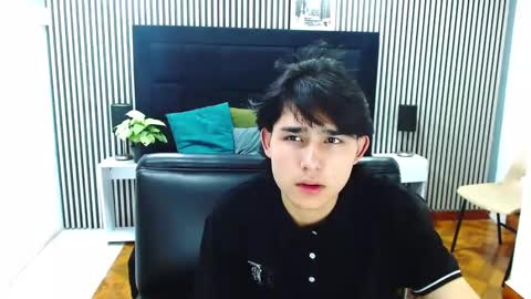 tom_0002 online show from October 18, 2025, 9:15 pm