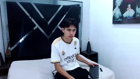 tom_0002 online show from December 5, 2025, 12:03 pm