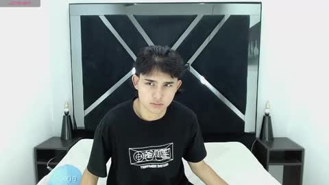 tom_0002 online show from December 17, 2025, 12:33 pm