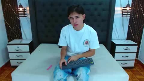 tom_0002 online show from December 18, 2025, 12:44 pm