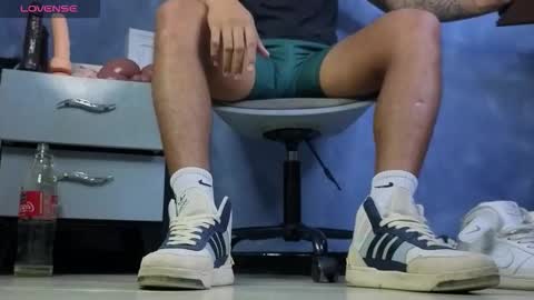 Snapshot of tom_brown12 chatting on February 1, 2026, 10:19 pm Tom online show from February 1, 2026, 10:19 pm