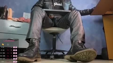 Snapshot of tom_brown12 chatting on February 5, 2026, 1:32 am Tom online show from February 5, 2026, 1:32 am