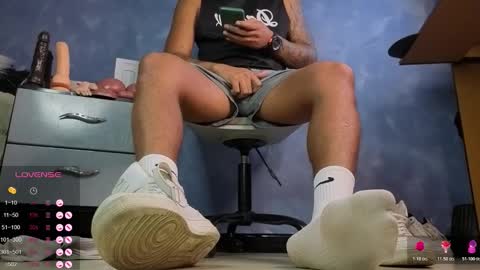 Snapshot of tom_brown12 chatting on February 5, 2026, 10:14 pm Tom online show from February 5, 2026, 10:14 pm