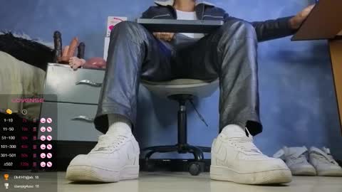 Snapshot of tom_brown12 chatting on February 24, 2026, 2:26 pm Tom online show from February 24, 2026, 2:26 pm