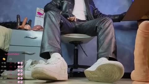 Snapshot of tom_brown12 chatting on February 26, 2026, 5:23 pm Tom online show from February 26, 2026, 5:23 pm