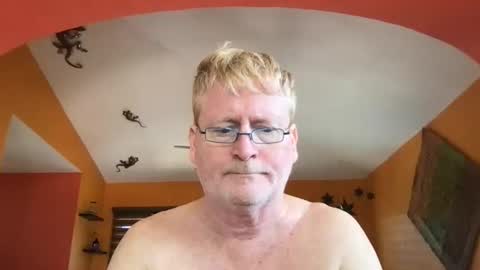 Snapshot of tomascausa chatting on October 13, 2025, 5:35 pm Hola online show from October 13, 2025, 5:35 pm