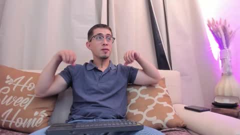 Snapshot of tommas_johnson chatting on February 13, 2026, 3:35 am Tomas online show from February 13, 2026, 3:35 am