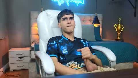 Snapshot of tommy18__ chatting on February 14, 2025, 9:56 am Tommy online show from February 14, 2025, 9:56 am