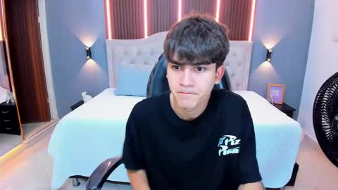 Snapshot of tommy18__ chatting on September 28, 2025, 3:12 am Tommy online show from September 28, 2025, 3:12 am