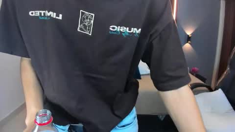 Snapshot of tommy18__ chatting on November 13, 2025, 4:11 am Tommy online show from November 13, 2025, 4:11 am