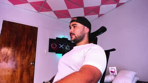 Snapshot of tommy_sccott chatting on December 18, 2024, 2:53 am tommy_sccott online show from December 18, 2024, 2:53 am