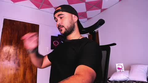 Snapshot of tommy_sccott chatting on December 21, 2024, 4:09 am tommy_sccott online show from December 21, 2024, 4:09 am