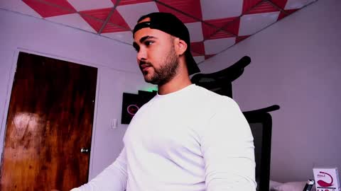 Snapshot of tommy_sccott chatting on January 31, 2025, 5:09 am tommy_sccott online show from January 31, 2025, 5:09 am