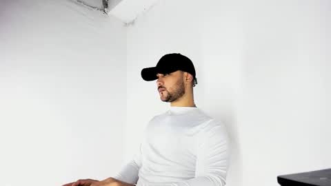 Snapshot of tommy_sccott chatting on October 31, 2025, 10:33 pm tommy_sccott online show from October 31, 2025, 10:33 pm