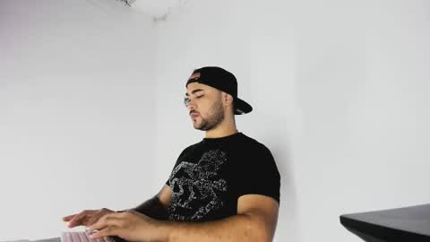 Snapshot of tommy_sccott chatting on November 2, 2025, 10:12 pm tommy_sccott online show from November 2, 2025, 10:12 pm