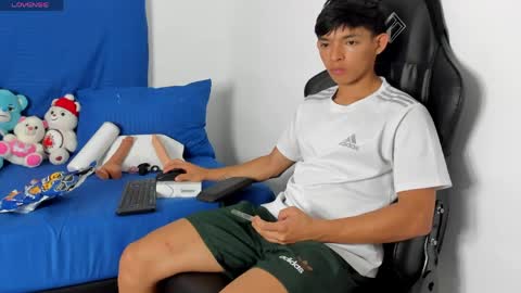 Snapshot of tonny_twink_ chatting on April 21, 2026, 12:34 am Tonny online show from April 21, 2026, 12:34 am