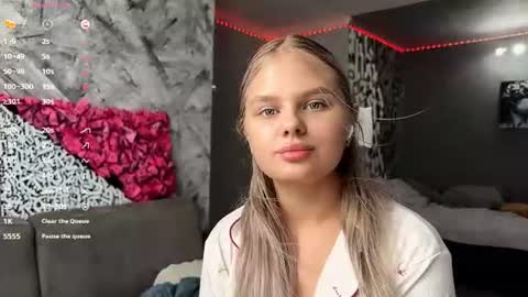 Snapshot of torriezedaker chatting on July 15, 2026, 12:21 pm Linda online show from July 15, 2026, 12:21 pm