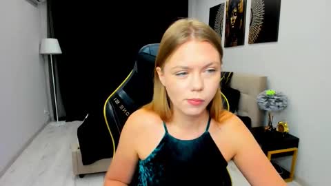 Snapshot of touch_the_heart chatting on February 24, 2026, 3:15 am Touch The Heart online show from February 24, 2026, 3:15 am