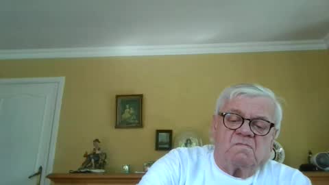 Snapshot of trekbeestje1 chatting on April 24, 2026, 8:17 am trekbeestje online show from April 24, 2026, 8:17 am