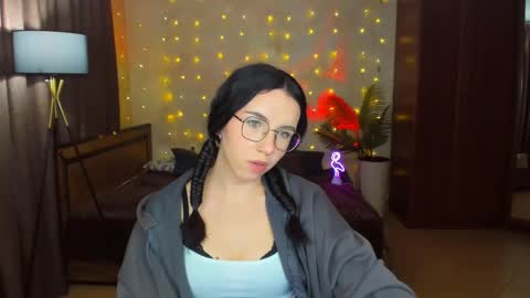 TriciaDaisy online show from April 27, 2026, 11:30 am