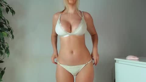 Snapshot of trixie_taylor chatting on May 19, 2026, 5:41 pm Trixie Taylor online show from May 19, 2026, 5:41 pm