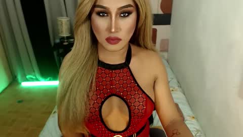 Snapshot of tshugescock chatting on January 8, 2025, 10:06 pm SEDUCTIVEmistresCUMS online show from January 8, 2025, 10:06 pm