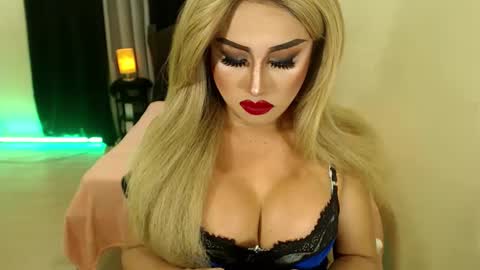 Snapshot of tshugescock chatting on February 21, 2025, 8:05 pm SEDUCTIVEmistresCUMS online show from February 21, 2025, 8:05 pm