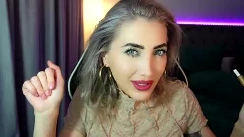 Snapshot of tweety_twist chatting on July 22, 2026, 9:28 pm MayCarrey online show from July 22, 2026, 9:28 pm