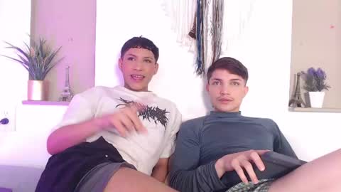 Snapshot of twinheat_ chatting on July 26, 2026, 9:32 pm Jay and Velvet online show from July 26, 2026, 9:32 pm