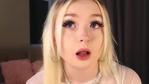 Snapshot of twinklefluff chatting on November 7, 2025, 4:29 pm twinklefluff online show from November 7, 2025, 4:29 pm