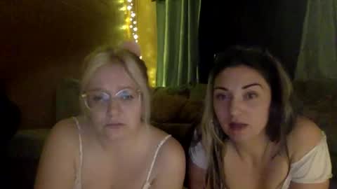 Snapshot of two_broke_girlz chatting on April 3, 2026, 3:04 am two_broke_girlz online show from April 3, 2026, 3:04 am